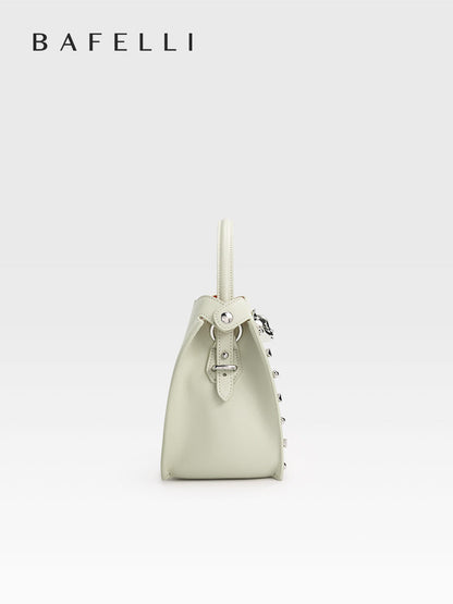 The BAFELLI Beige top-grain cowhide leather Women’s Handbag features clean lines and a chain shoulder strap, exuding understated urban sophistication, making it ideal for everyday styling and city outings.