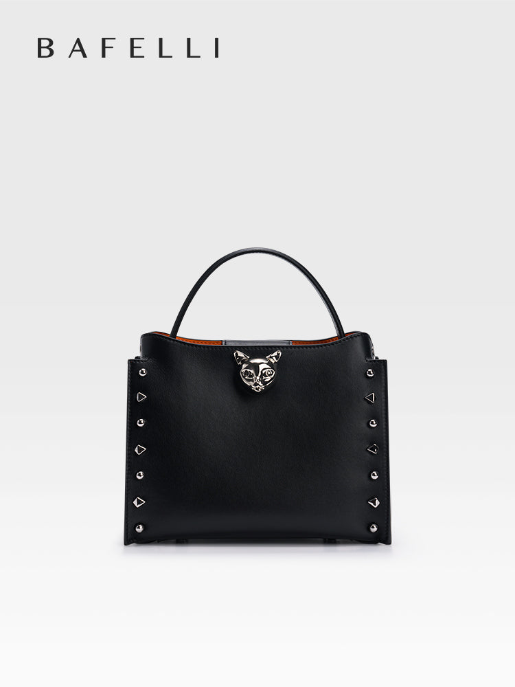 The BAFELLI Midnight Black top-grain cowhide leather women’s handbag features clean lines and a chain shoulder strap, exuding a refined urban aesthetic that’s perfect for everyday styling and city outings.