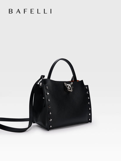 The BAFELLI Midnight Black top-grain cowhide leather women’s handbag features clean lines and a chain shoulder strap, exuding a refined urban aesthetic that’s perfect for everyday styling and city outings.