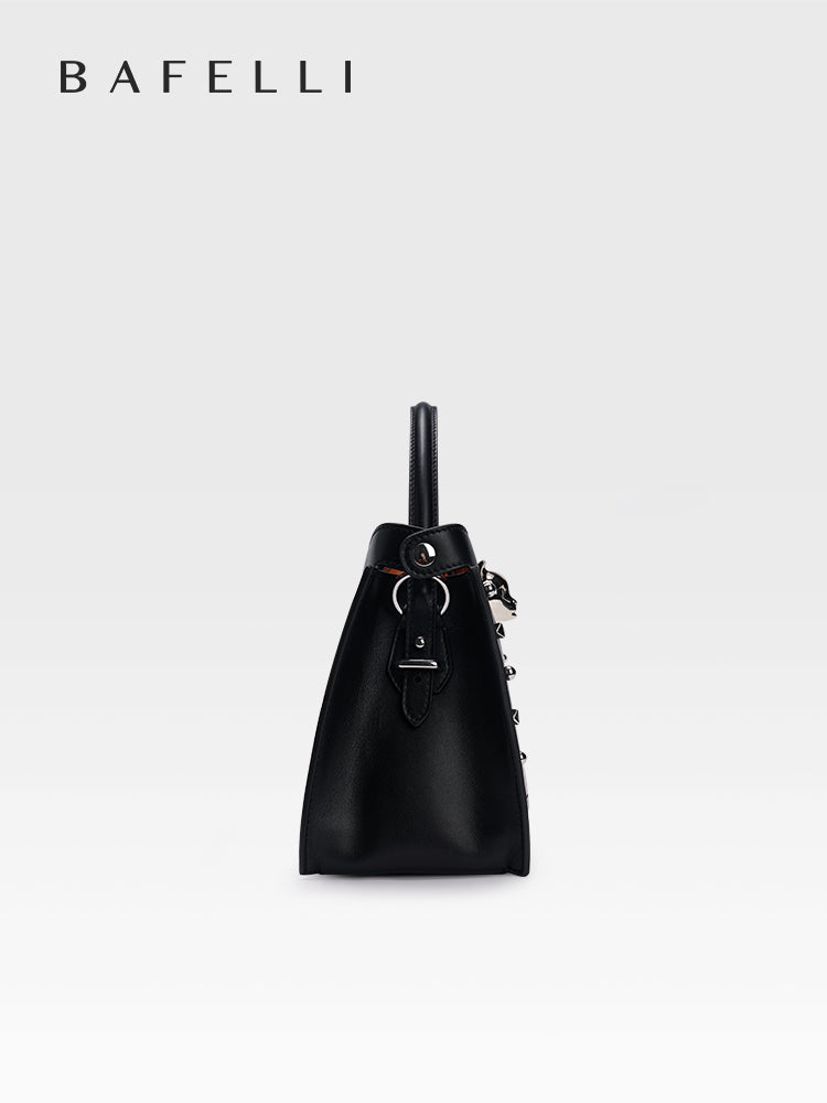 The BAFELLI Midnight Black top-grain cowhide leather women’s handbag features clean lines and a chain shoulder strap, exuding a refined urban aesthetic that’s perfect for everyday styling and city outings.